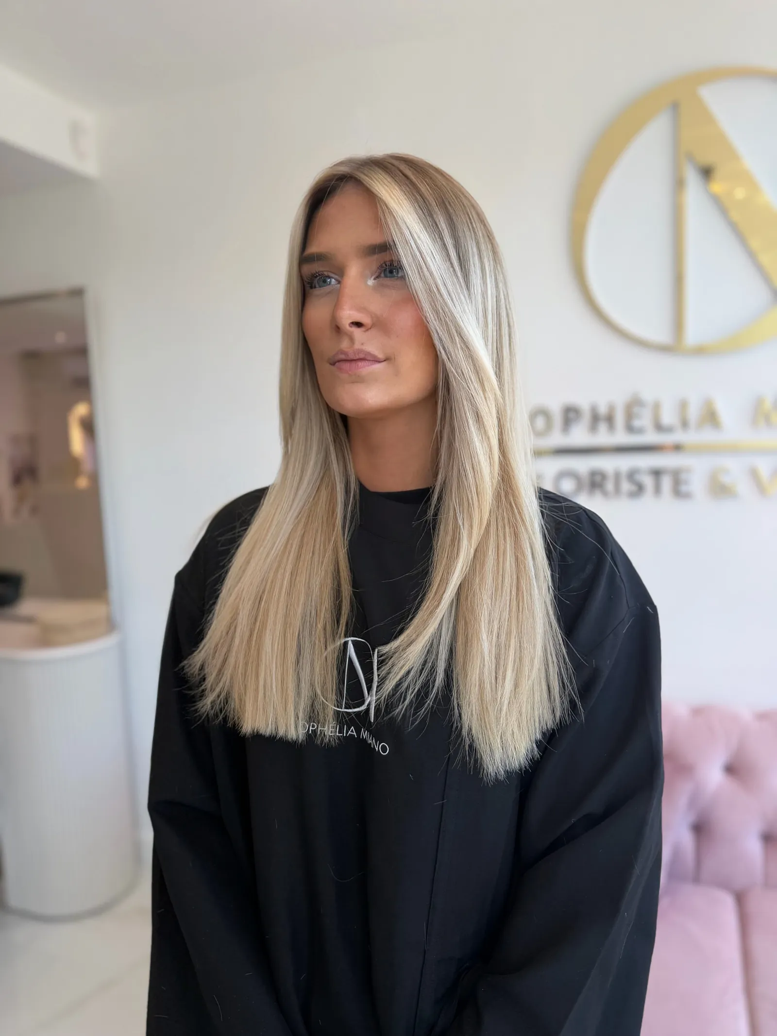 Blond beige à racine fondue, vu de trois quarts au salon