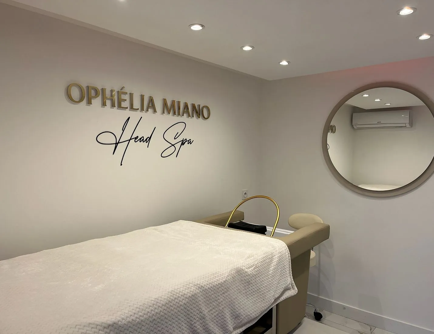 La salle de head spa du salon, avec son bac de lavage et le nom Ophélia Miano au mur