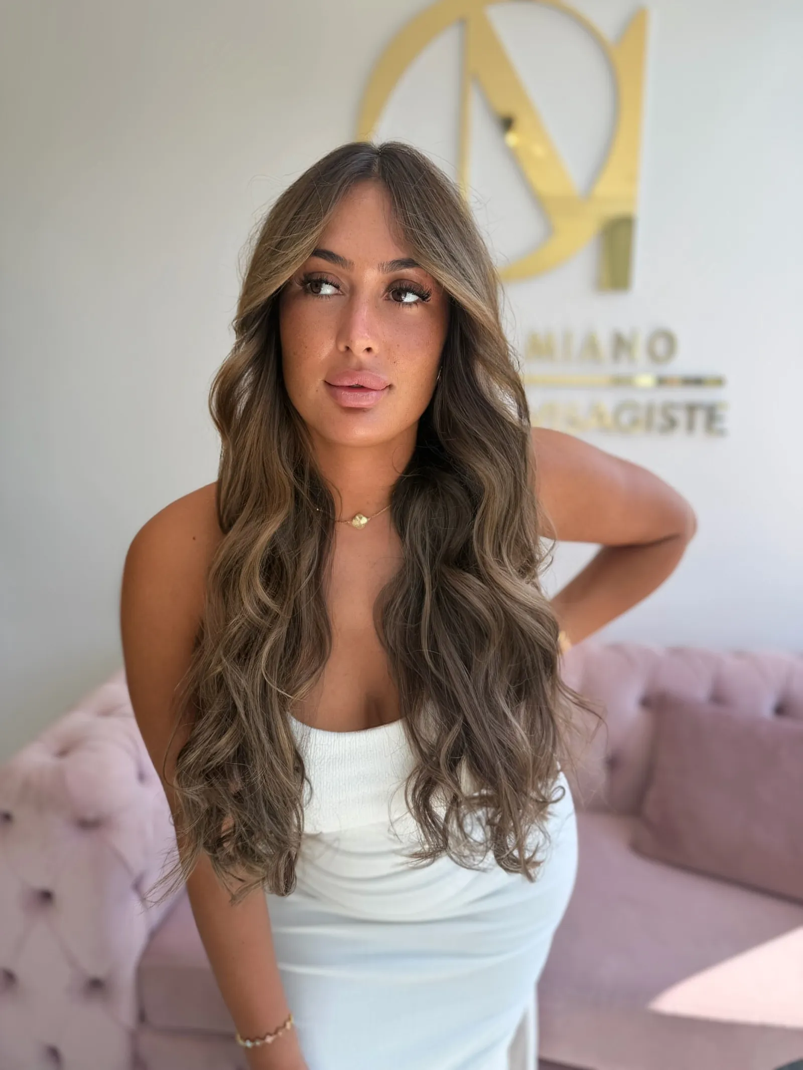Cheveux bruns ondulés éclairés de reflets caramel